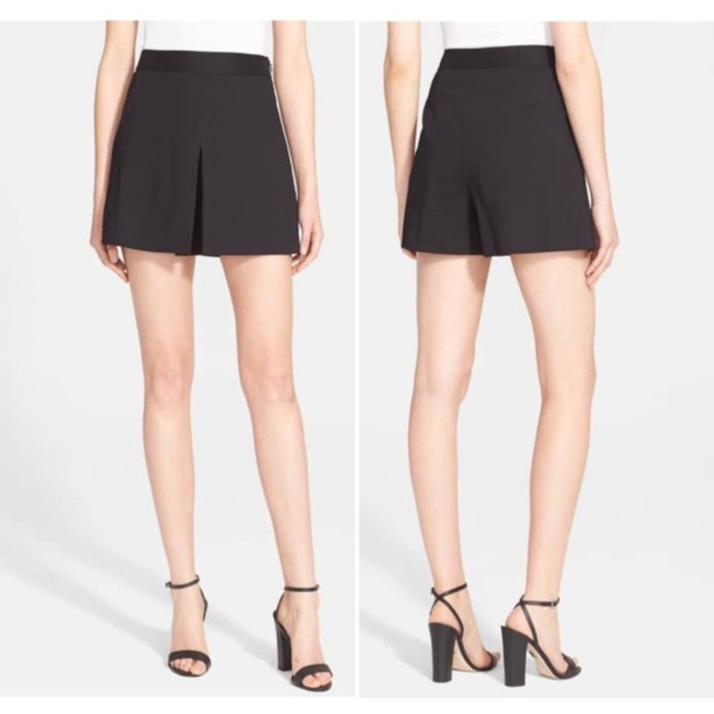 Theory Taminara Pleated Linen Shorts